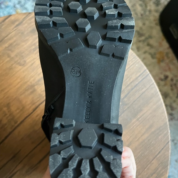 Kelly & Katie Yona Chelsea Boot in Black Size 8.5 - Picture 4 of 5